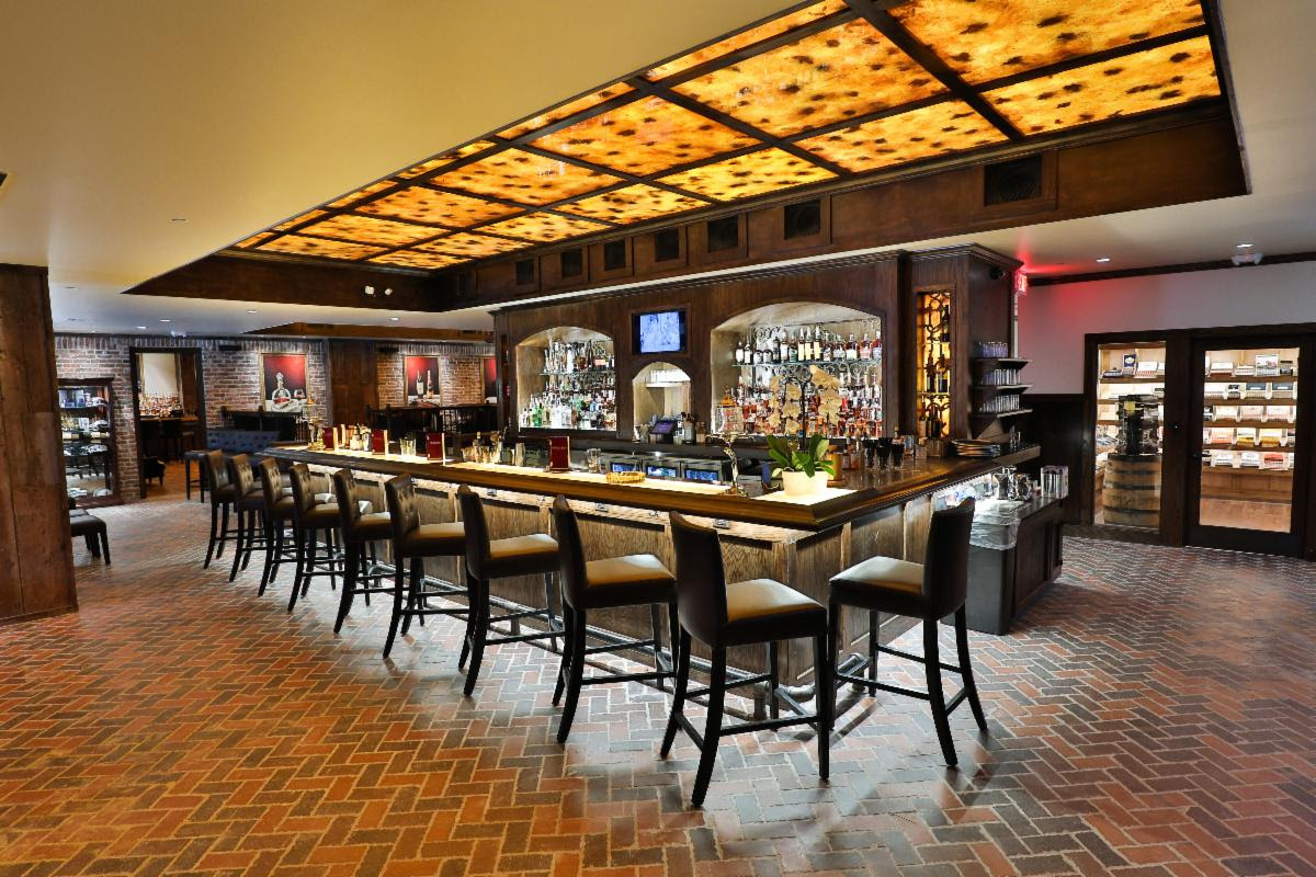 The bar and lounge at Red Phone Booth Dallas in The Colony.